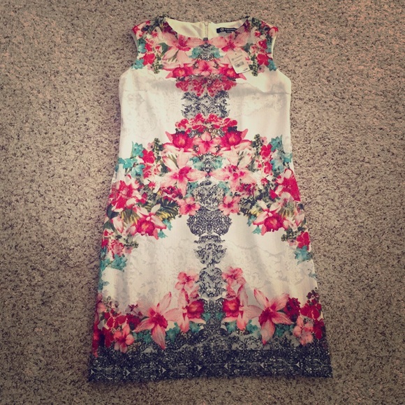 Versona Dresses & Skirts - 🌸Flower Print Dress🌺